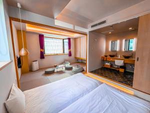 Postel nebo postele na pokoji v ubytování Hotel Imagine Kyoto