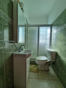 a bathroom with a toilet and a sink at Espectacular casa quinta al río! in Sauce Viejo