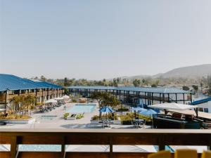 een uitzicht op het zwembad van een resort bij Lakehouse Resort in San Marcos