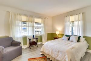 une chambre avec un lit, un canapé et des fenêtres dans l'établissement VA Wine and Horse Country Cottage, Near UVA, à Ruckersville