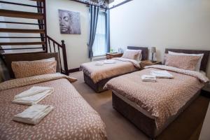 pokój z 3 łóżkami i ręcznikami w obiekcie Banyan tree w mieście Buxton