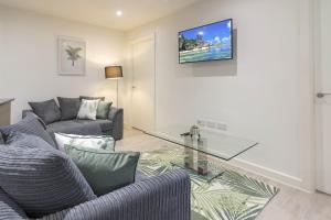 a living room with a couch and a glass table at OPP Exeter LH11 - Behind the Cathedral with free parking! BIG SAVINGS booking 7 nights or more! in Exeter