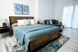 1 dormitorio con 1 cama grande y 1 sofá en Azure Belle Caye, en Gros Islet