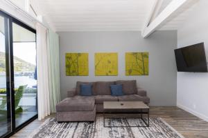 un salon avec un canapé et une télévision dans l'établissement Lakehouse Resort, à San Marcos