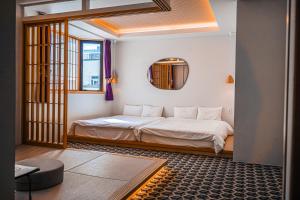 Postel nebo postele na pokoji v ubytování Hotel Imagine Kyoto