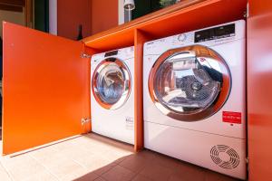 twee wasmachines naast elkaar bij Appartamento Le Vele - BGL in Sirmione