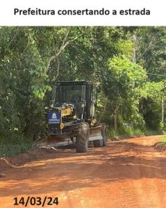 uma escavadora a conduzir por uma estrada de terra batida em Chalé Meu Agresthe em Teresópolis