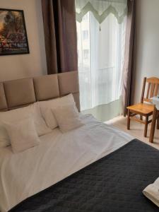 Posteľ alebo postele v izbe v ubytovaní Królewski Apartament