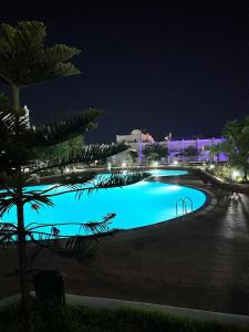 uma grande piscina à noite em Kabila vista Marina Smir em M'diq