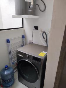 una lavadora en una esquina de una habitación en Chicxulub hermoso, en Chicxulub