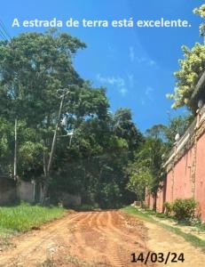 eine unbefestigte Straße mit Bäumen an der Seite einer Straße in der Unterkunft Chalé Meu Agresthe in Teresópolis