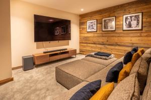 a living room with a couch and a flat screen tv at Chalet Yolo in Chandon
