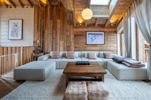 a living room with a couch and a table at Chalet Yolo in Chandon