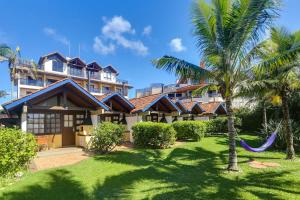 an exterior view of a resort with a hammock at Costa Norte Ingleses Hotel in Florianópolis