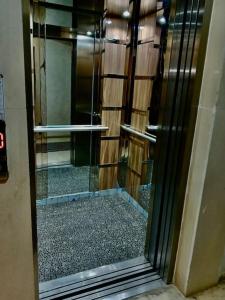 uma porta de vidro de um chuveiro num edifício em Free House, elegant, fully equipped with sought after location in the city em Van