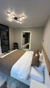 um quarto com uma cama grande e uma ventoinha de tecto em Центр&Новобудова& ЖК Театральний&Простора студія& em Rivne