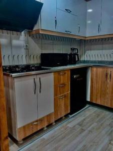 uma cozinha com armários brancos e um fogão preto em Free House, elegant, fully equipped with sought after location in the city em Van