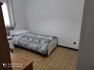een kleine slaapkamer met een bed en een raam bij Residence Carmen in Falconara Marittima