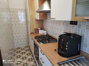 cocina pequeña con fogones y microondas en Residence Carmen, en Falconara Marittima