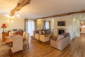 uma sala de estar com uma mesa e uma sala de jantar em Douro Mool Guest House em Lamego