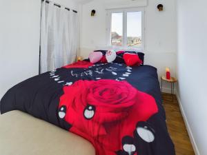 a bedroom with a bed with a red rose on it at Pic love, 2 personnes jacuzzi in Châteaurenard