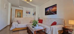ein Wohnzimmer mit einem Sofa und einem Tisch in der Unterkunft Nice apartment in Puerto Marina in Benalmádena