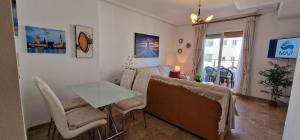 ein Wohnzimmer mit einem Tisch und Stühlen in der Unterkunft Nice apartment in Puerto Marina in Benalmádena
