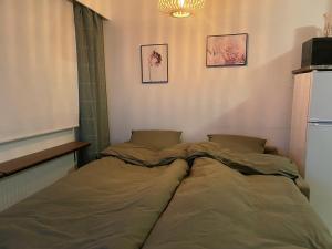 two twin beds in a room with aermottermottermottermott at Pitkäkuusen rahkis in Lahti
