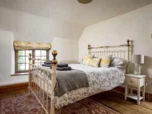 - une chambre avec un lit et une fenêtre dans l'établissement Hope Cottage, à Moreton-in-Marsh