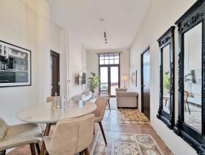 uma sala de jantar com uma mesa branca e cadeiras em Upscale 1BR in Casco Viejo na Cidade do Panamá