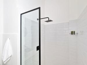 um chuveiro com uma porta de vidro na casa de banho em Upscale 1BR in Casco Viejo na Cidade do Panamá