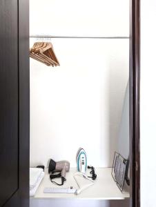 um toucador de casa de banho com um lavatório e um espelho. em Upscale 1BR in Casco Viejo na Cidade do Panamá