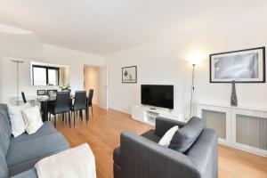 un soggiorno con 2 divani e una sala da pranzo di London Choice Apartments - South Kensington - Gloucester Road a Londra