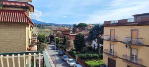 - une vue sur une ville avec des voitures garées dans une rue dans l'établissement Casa Rachele, à Rome