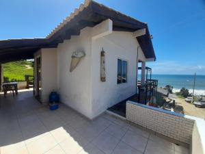 a house with a view of the ocean at Casa no Farol in Camacho