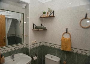 Bilik mandi di Apartamento Home Stagging New Life +26 gambar