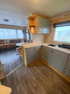 Kuchyň nebo kuchyňský kout v ubytování Golden sands caravan skegness ingoldmells 6 berth