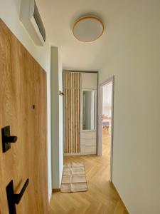 een lege kamer met een deur en een hal bij Apartament Zielone Serce Miasta in Mrągowo