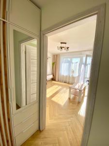 een deur naar een kamer met een woonkamer bij Apartament Zielone Serce Miasta in Mrągowo