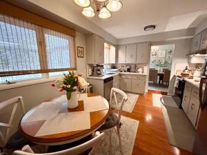 Η κουζίνα ή μικρή κουζίνα στο Three Bedroom Villa Near Cleveland Clinic, Case Western, University Hospitals