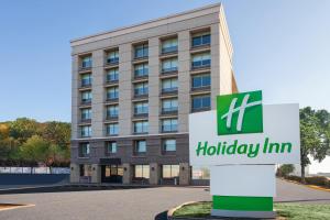 a hotel sign in front of a building at Holiday Inn Chicago/Oak Brook, an IHG Hotel in Oakbrook Terrace