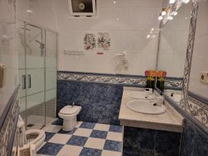 y baño con lavabo, aseo y ducha. en Casa de Huéspedes Cuenca, en Madrid