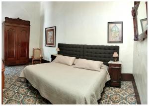 a bedroom with a large bed in a room at Posada Galeria Alberto Sedas in Huatusco de Chicuellar