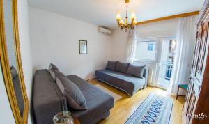 - un salon avec un canapé et une chaise dans l'établissement Apartment Ado, à Mostar