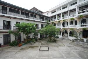 een binnenplaats van een appartementencomplex met bomen bij Stylish Loft in Santa Ana in Panama-Stad