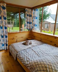 een slaapkamer met een bed in een kamer met ramen bij U Anuli in AdamÃ³w