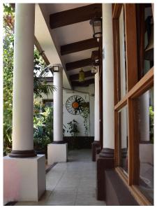 a building with white columns and a building with a window at Posada Galeria Alberto Sedas in Huatusco de Chicuellar