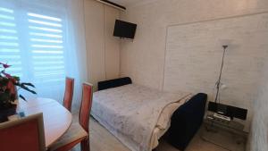 sypialnia z łóżkiem i stołem z lampką w obiekcie Rodinný Penzion Karin w Ostravie