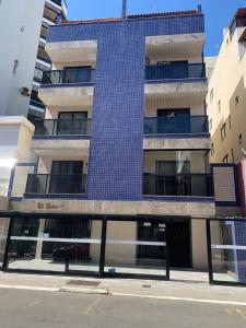 a tall building with blue tile on the side of it at Guarapari Praia - 2 quartos atras do mar, escada in Guarapari