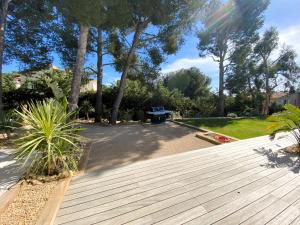 Garden sa labas ng Villa d'exception piscine privée et vue mer